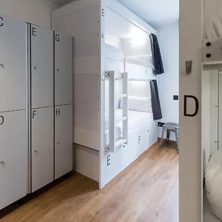 Airhostel Barcelona Airport 24h Хостел Эль-Прат-де-Льобрегат