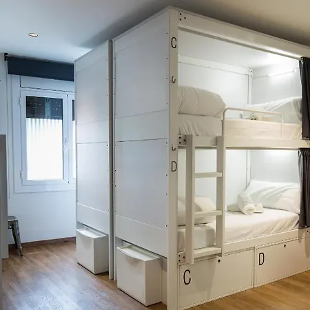 Хостел Airhostel Barcelona Airport 24h Эль-Прат-де-Льобрегат