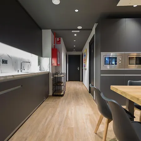 Airhostel Barcelona Airport 24h Хостел