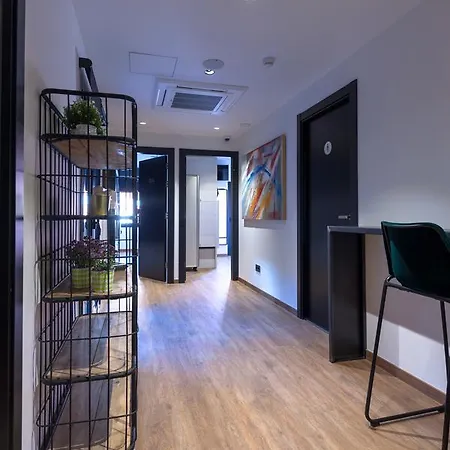 Хостел Airhostel Barcelona Airport 24h Эль-Прат-де-Льобрегат