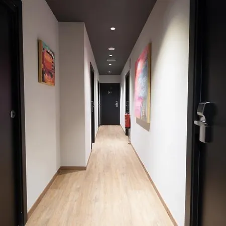 Airhostel Barcelona Airport 24h Хостел