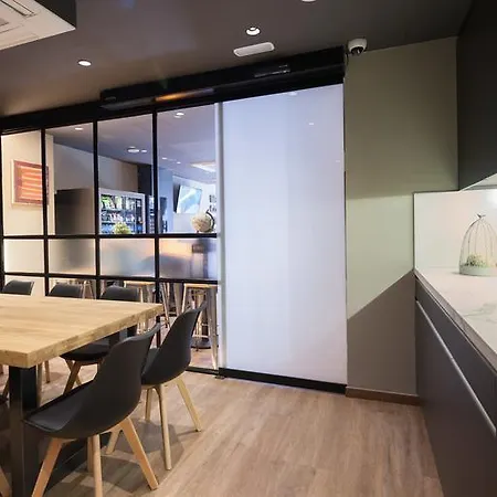 Хостел Airhostel Barcelona Airport 24h Эль-Прат-де-Льобрегат