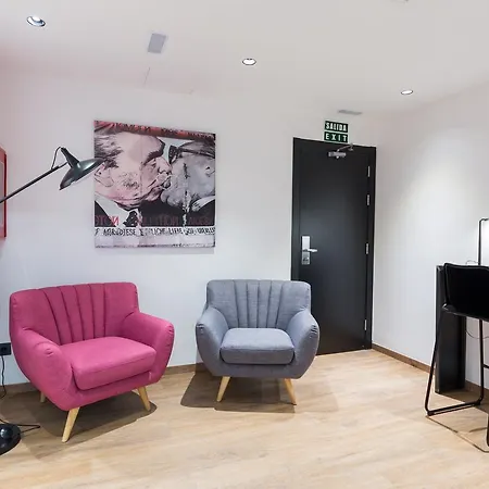 Хостел Airhostel Barcelona Airport 24h Эль-Прат-де-Льобрегат