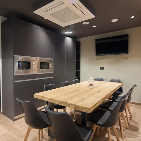 Airhostel Barcelona Airport 24h Хостел