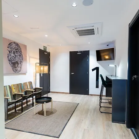 Хостел Airhostel Barcelona Airport 24h Эль-Прат-де-Льобрегат