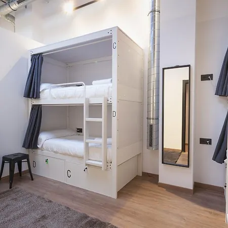 Хостел Airhostel Barcelona Airport 24h
