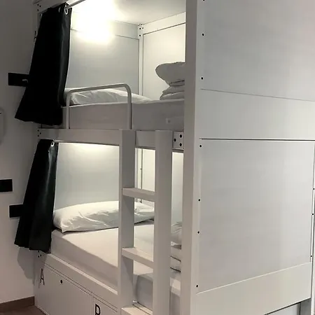 Airhostel Barcelona Airport 24h Хостел *