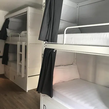 Хостел Airhostel Barcelona Airport 24h Эль-Прат-де-Льобрегат