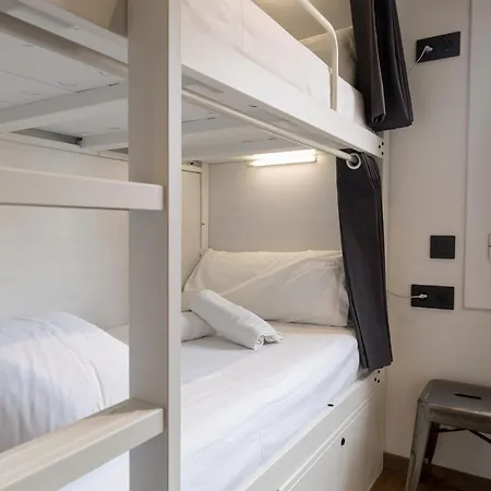 Airhostel Barcelona Airport 24h Хостел *