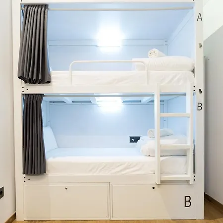 Airhostel Barcelona Airport 24h Хостел Эль-Прат-де-Льобрегат