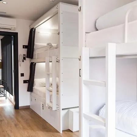 Хостел Airhostel Barcelona Airport 24h