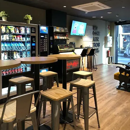 Хостел Airhostel Barcelona Airport 24h Эль-Прат-де-Льобрегат